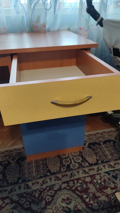 Бюро в жълто и синьо
