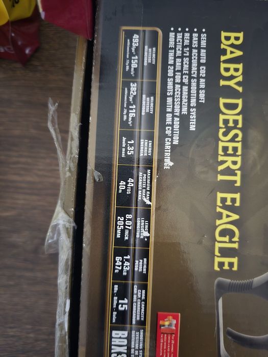 Pistol airsoft in stare impecabila, cu CO2 si este semi automatic