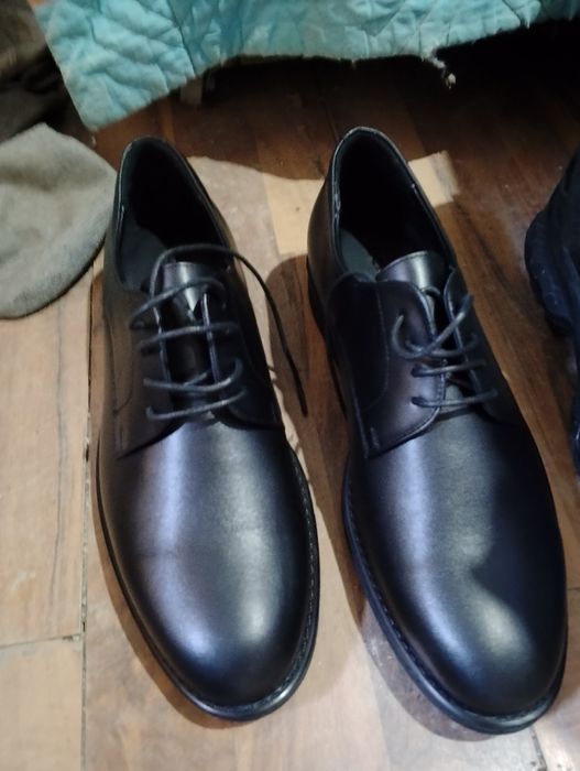 Vând bocanci  marca Salomon,noi mărimea 43,pantofi din pieie făcuți in ROM,Nr 42 și 43, preț bocanci 600 Ron ,preț pantofi 180 Ron perechea