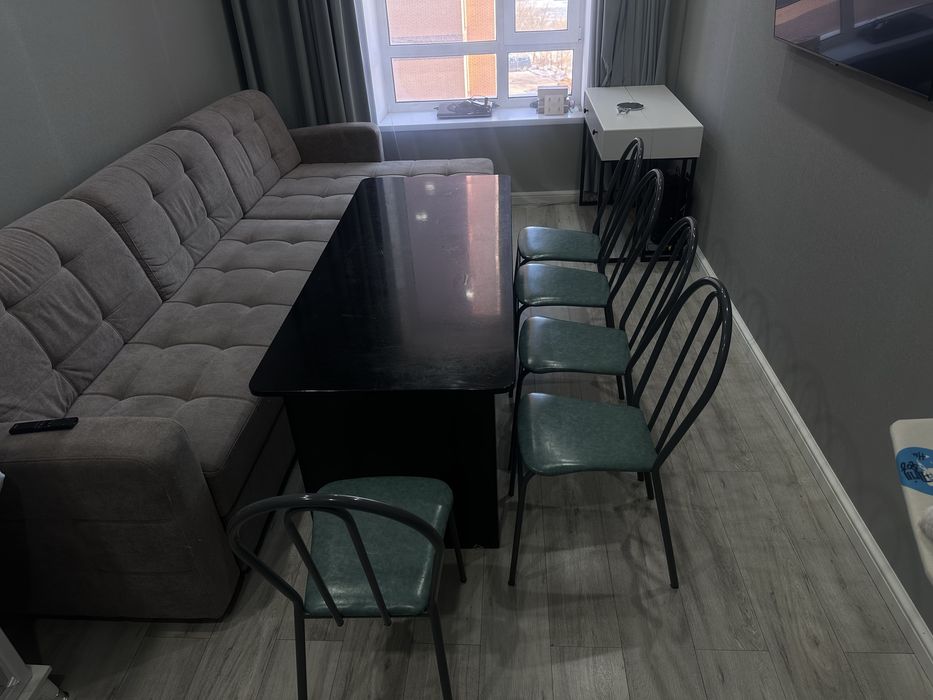 Стол и стулья продам срочно