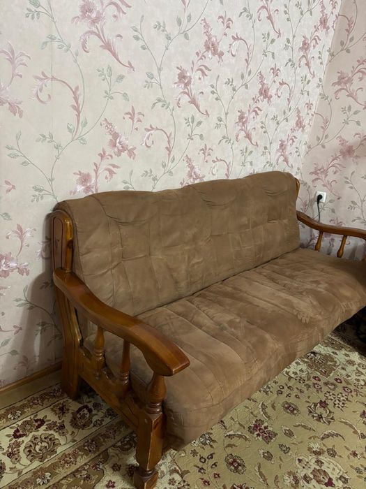 Диван с деревянными подлокотниками