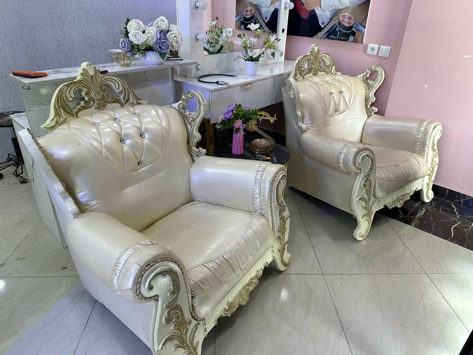 Salondagi  ko'ylaklar mebel jihozlar sotiladi