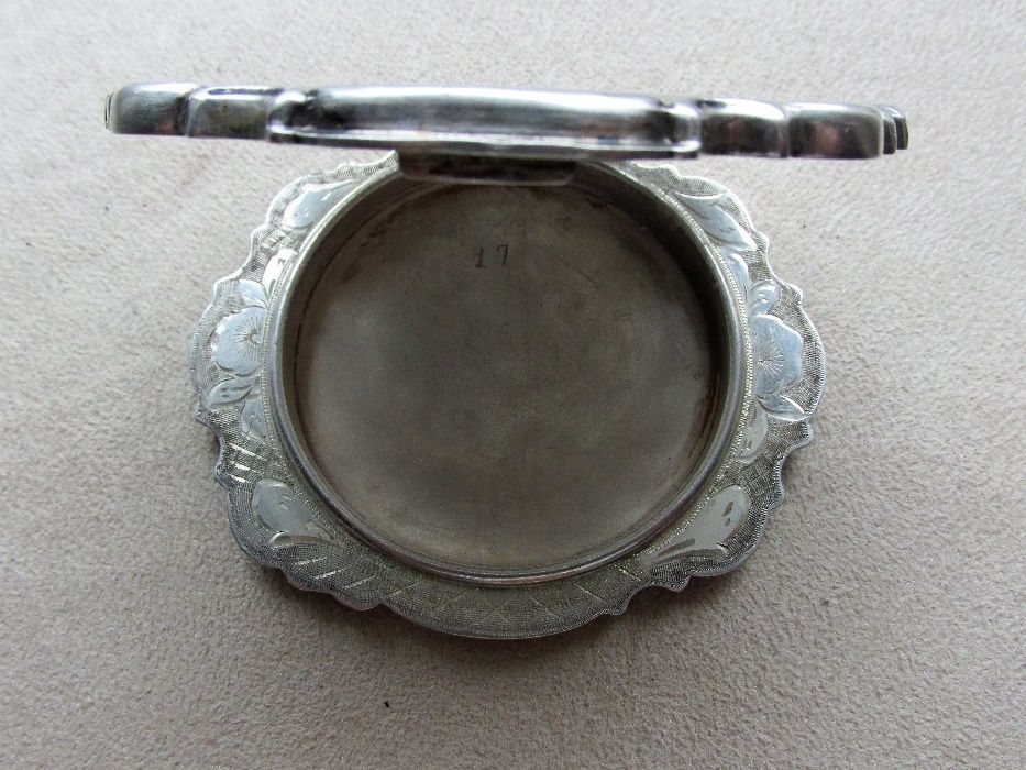 Стара сребърна,гравирана пудриера
