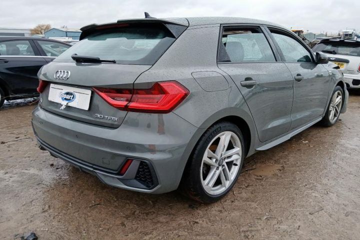 Dezmembrez Audi A1 2