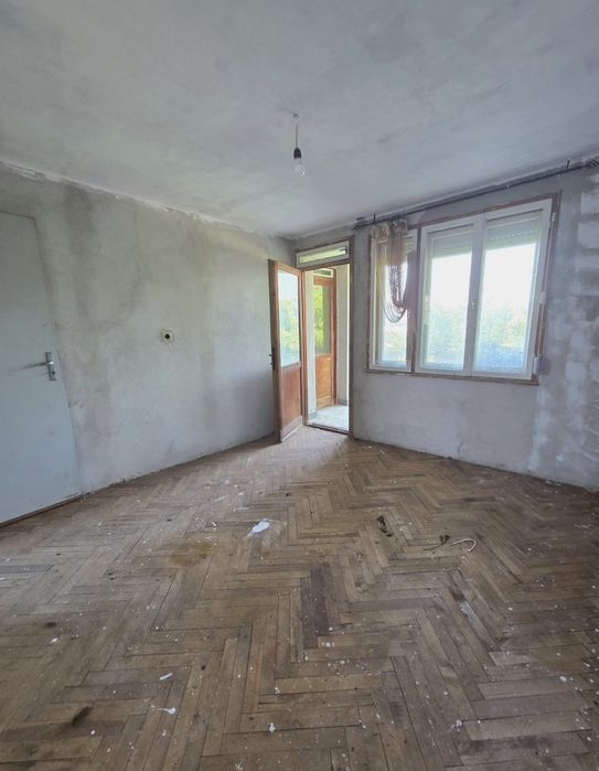 Масивна триетажна къща с.Горна Гращица