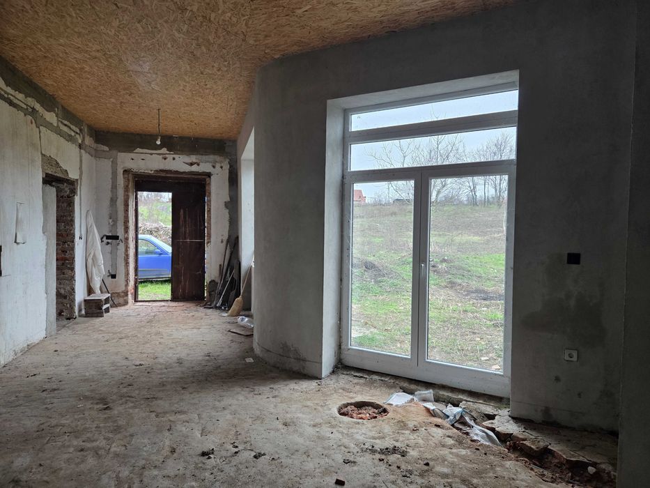 Casa cu teren spatios la tara