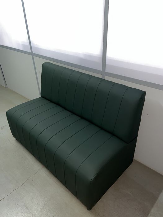 Диван зеленый в офисном стиле