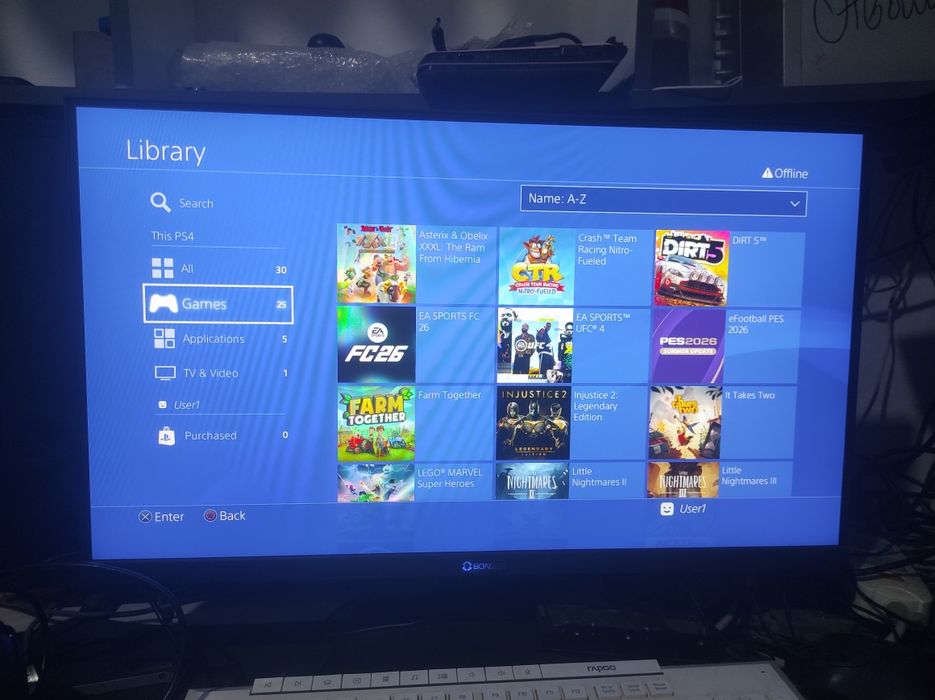 PS4 Pro 1 TB + 2 ta Joystick sotiladi