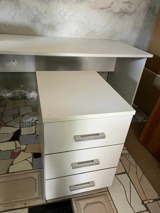 Продается офисный стол с тумбой