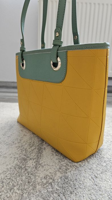 Стилна дамска чанта в цвят горчица с детайли в цвят мента