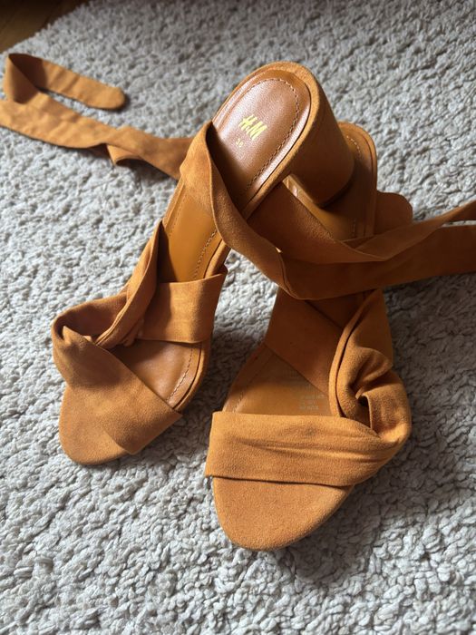 Sandale 38 cu  prindere snur pe picior  culoare mustar