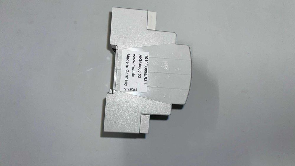 Servomotor de încălzire KNX cu 8 comutatoare