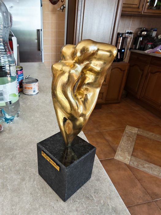Statuetă bronz,soclu marmură, semnată M.Guguianu