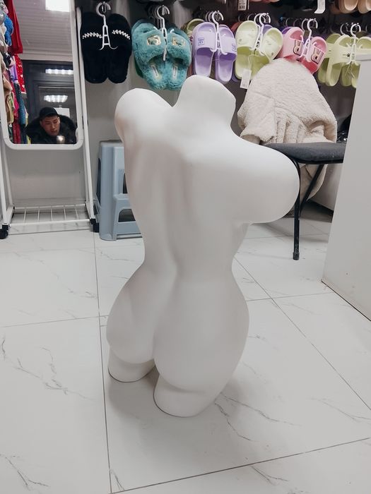 Манекен ақ түсті