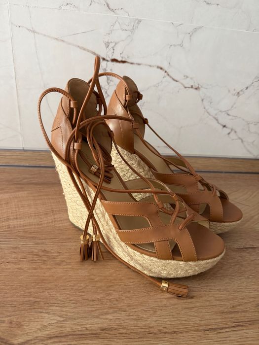 Обувки Crocs, UGG, Michael Kors и Tommy Hilfiger.