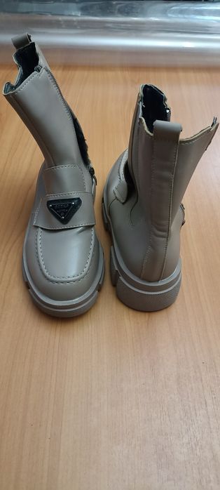 Продам женские  ботинки