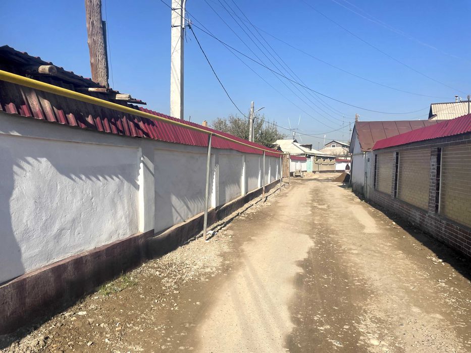 Продается участок с домом в центре Аккургана!