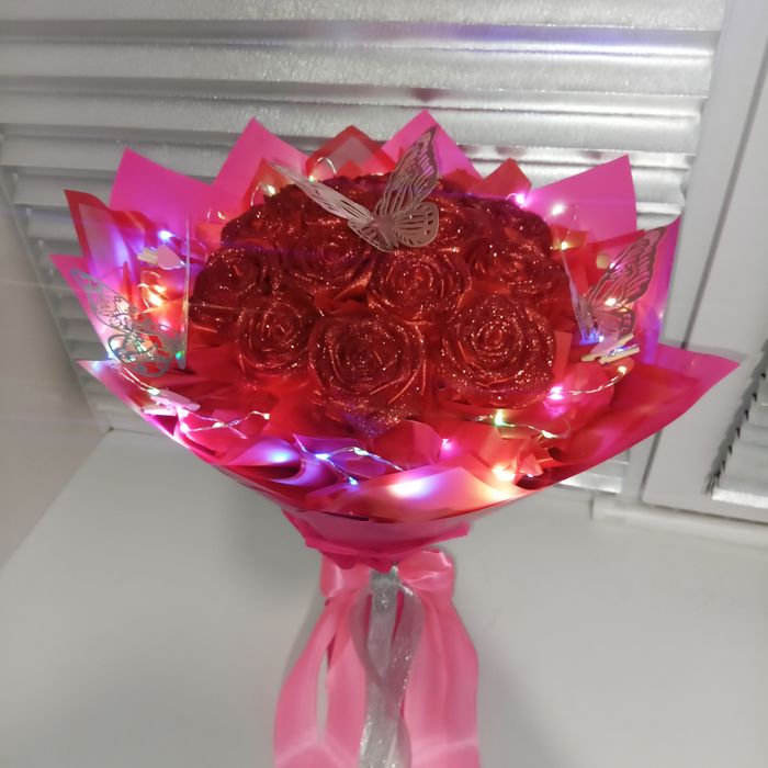 Букет из бабочек и роз