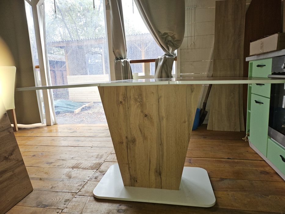 Продавам модерна трапезна маса с 4бр.  стола