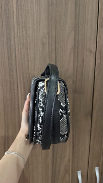 Дамска чанта през рамо със змийски принт / Crossbody чанта