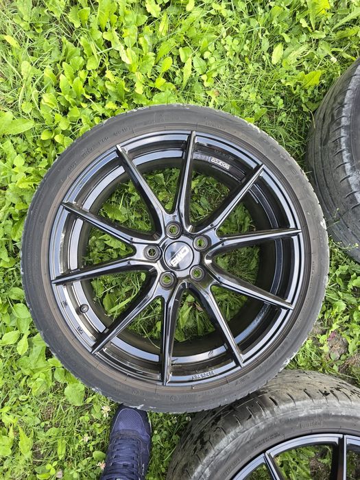 Set de 4 jante aliaj  echipate cu anvelope de vară 225/40 R18 92Y.