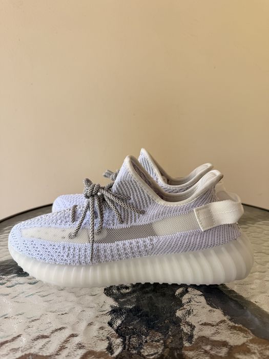 Yeezy 350 noi cu etichete