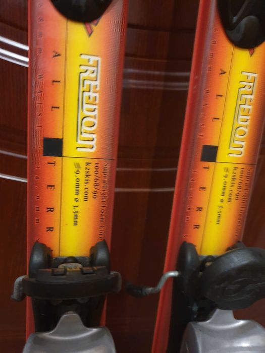 Vând schiuri second.