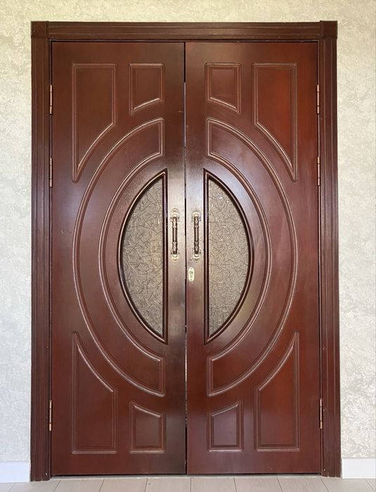 Есік ағаштан жасалған