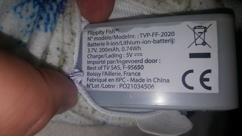 Pestisor in undita care da din codita flippity fish Franta