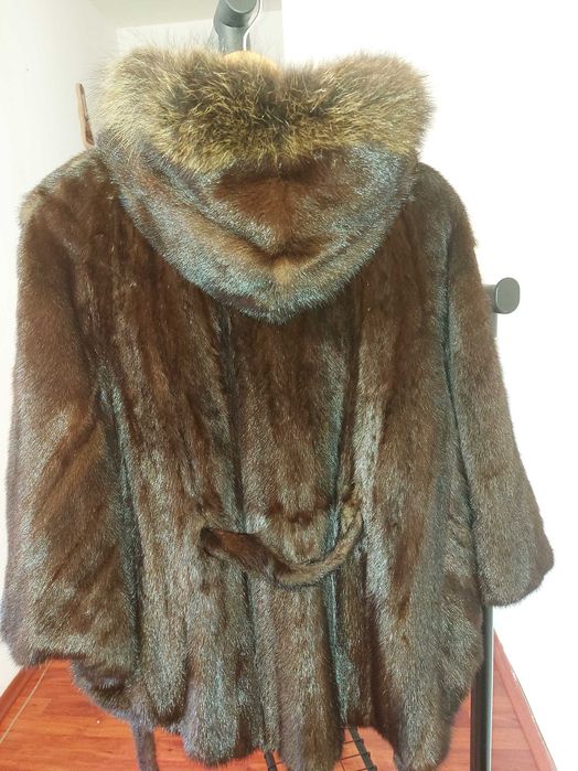 Blană cu glugă din vizon,nouă,  model deosebit, nouă