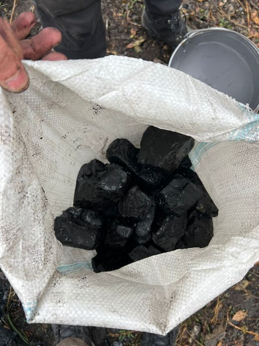 Уголь в мешках дрова в мешках