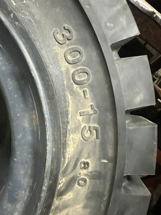 Колесо для вилочного кара