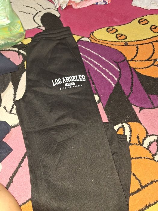 pantaloni lungi.