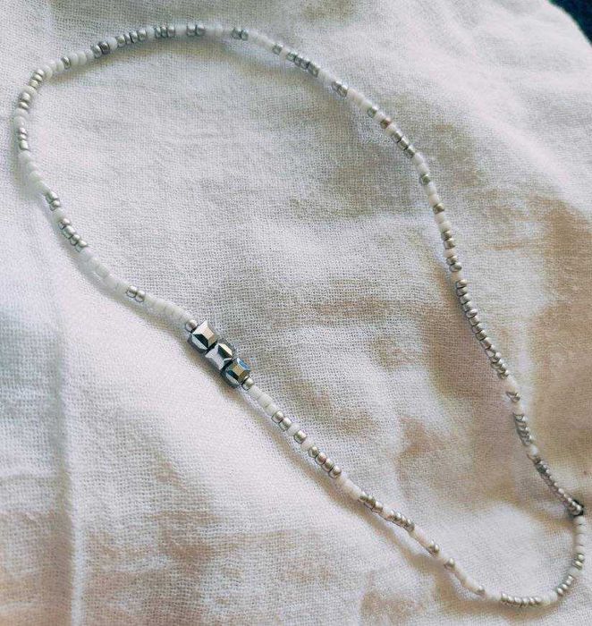 Гривни , колиета , бижута за телефон