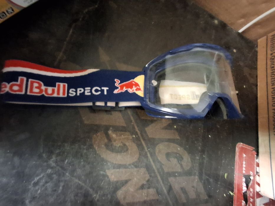 Продавам маска за колело redbull spect