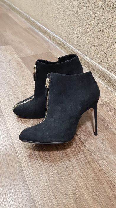 Замшевые ботильоны Zara