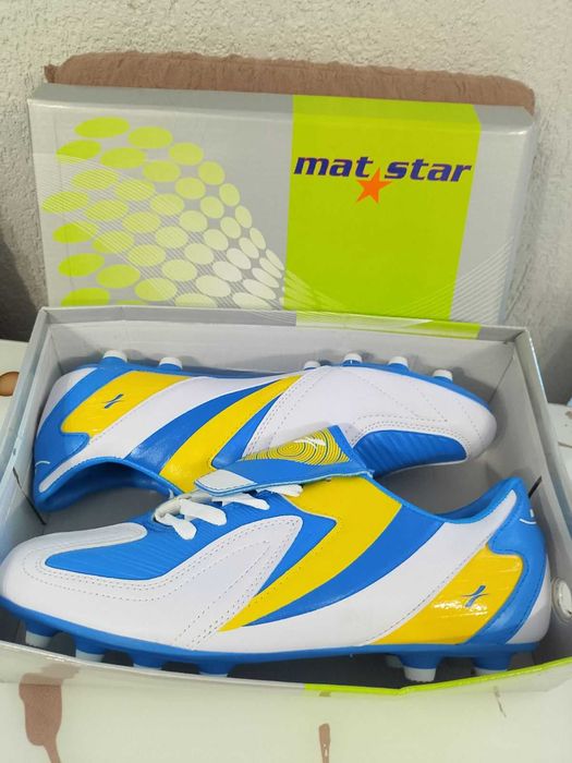 Бутонки футболни обувки