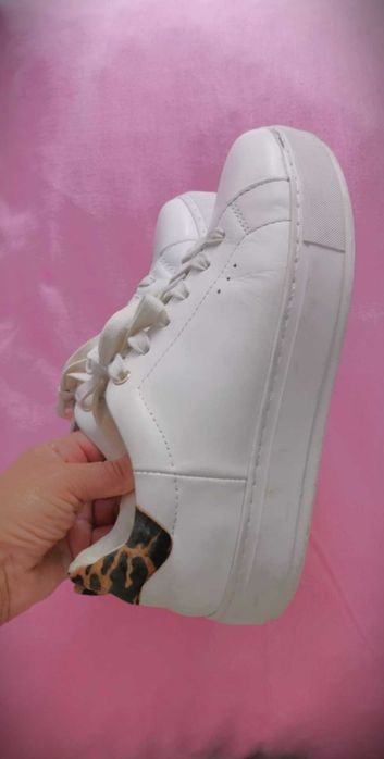 Бели кецове - Kurt Geiger