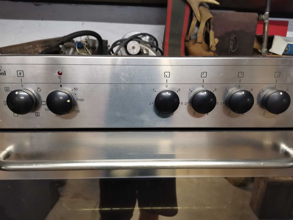 Продавам фурна с котлони Whirlpool