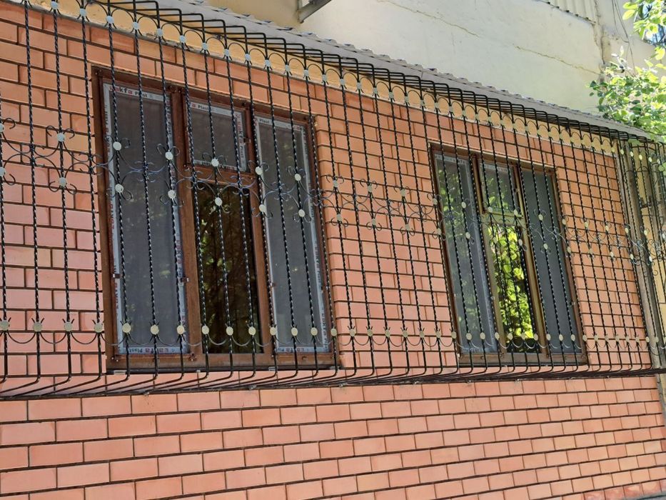 Решётки и козырьки для балкона под ключ