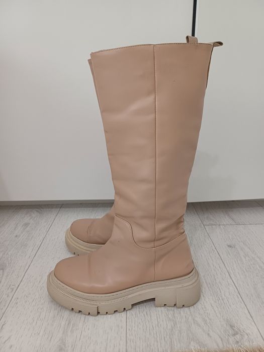 Осенние ботинки бежевого цвета