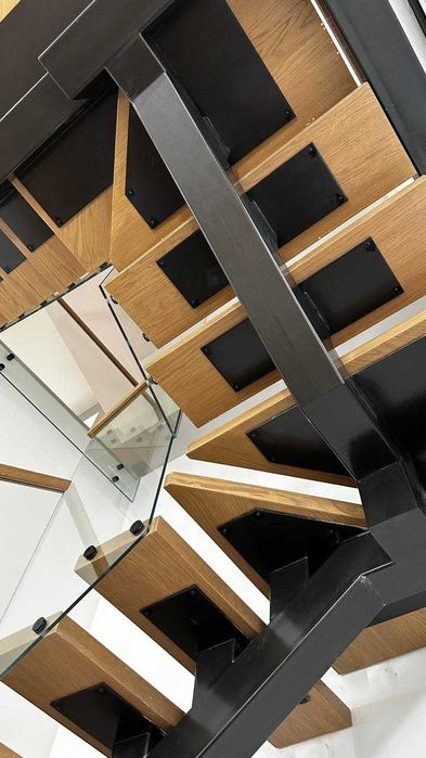 Мебельный дом продаёт диваны и лестницы.