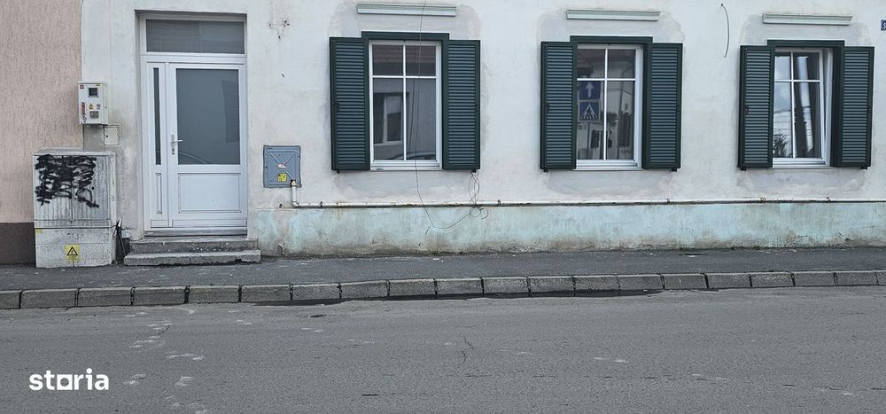 Vand spatiu cu intrare din strada,pretabil cabinete medicale,Pta Cibin