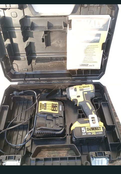 Impact biti dewalt dcf887 cu baterie 5 amperi,încărcător și cutie