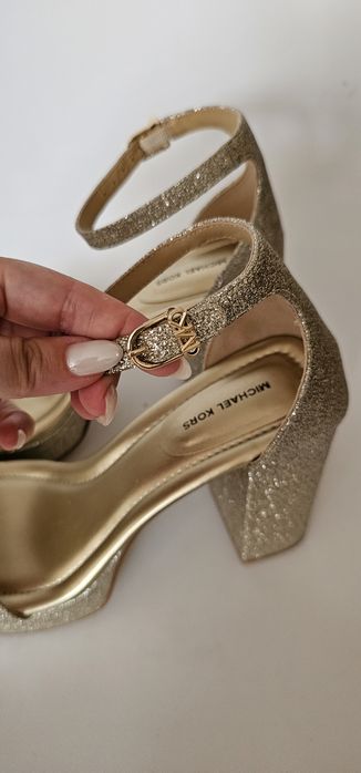 Michael Kors златисти сандали на ток
