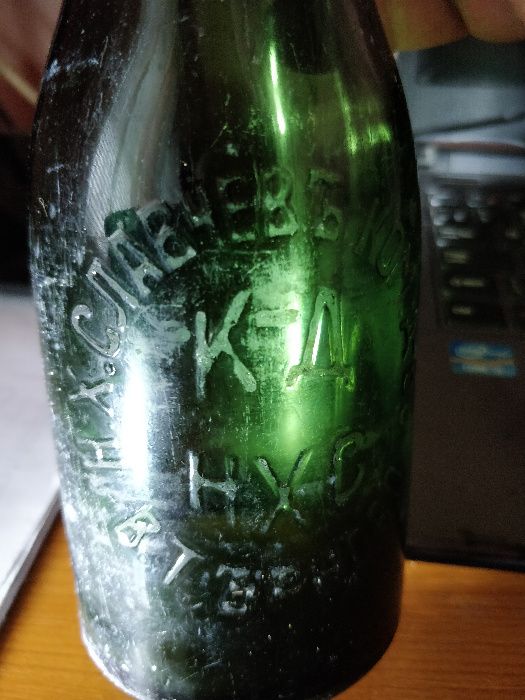 Стари бирени бутилки и старинни закачалки