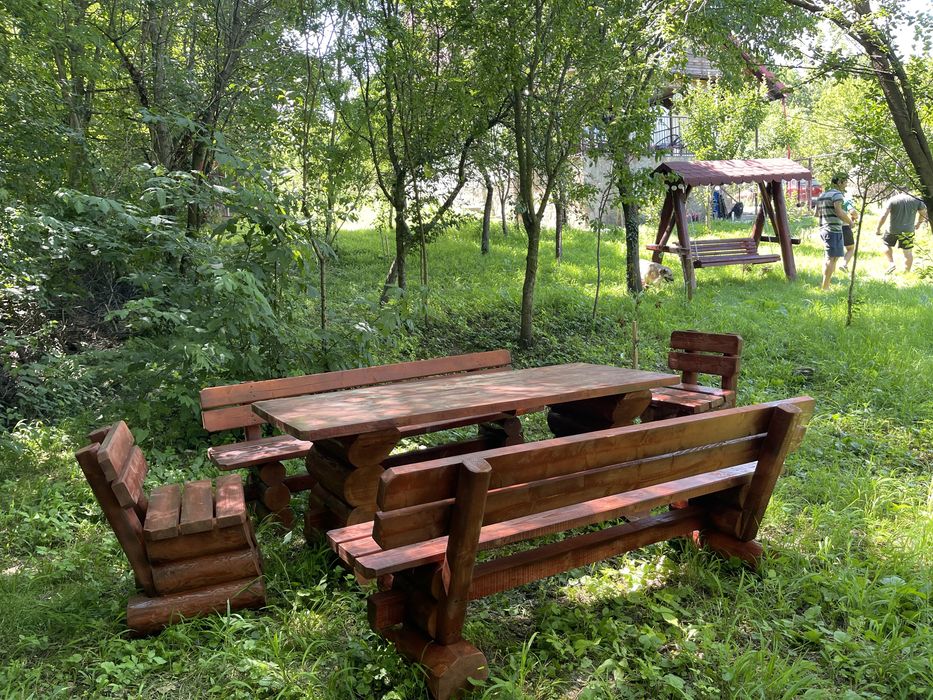 Leagan din lemn masiv cu leagane pentru copii
