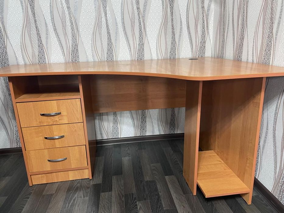 Писменный стол в отличном состояние