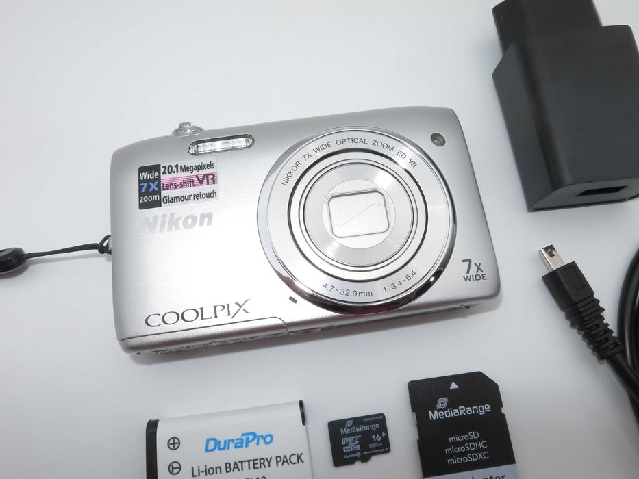 Nikon Coolpix S3500 ултра компактен цифров фотоапарат, дигитална камера в сребърен цвят 20MP и 7х оптичен зум, НОВА, пълен комплект, работи отлично!