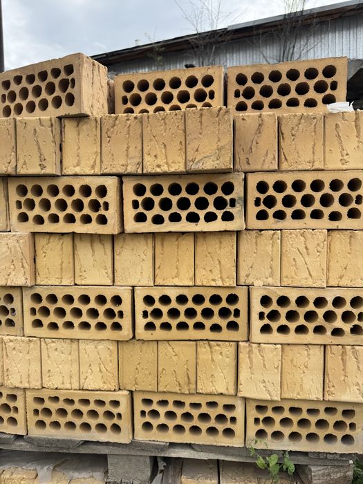 Кирпичь облицовочный, проуторный.